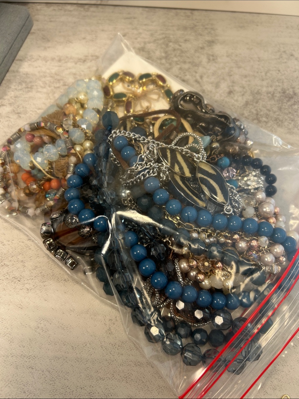 Bundle of 20 pieces (at least) of jewelry
